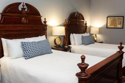 Deluxe Queen Room with Two Queen Beds image 4