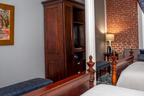 Deluxe Queen Room with Two Queen Beds image 6