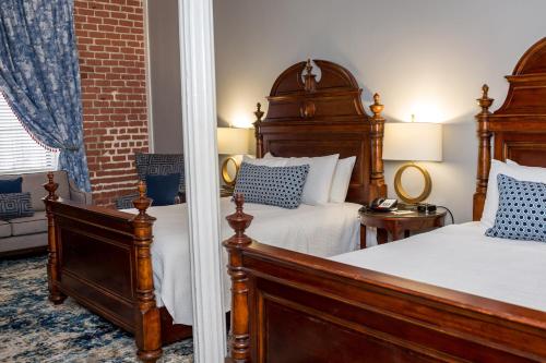 Deluxe Queen Room with Two Queen Beds image 5