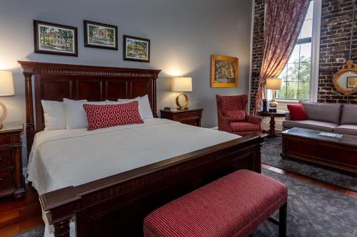 Deluxe King Room image 2