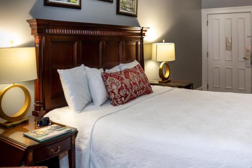 Deluxe King Room image 4