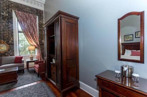 Deluxe King Room image 10