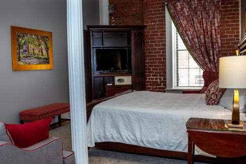 Deluxe King Room image 8