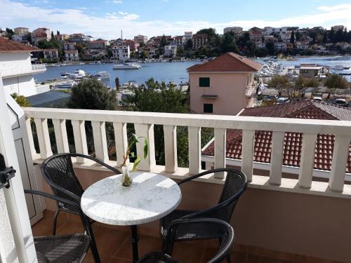 Apartments Vesna - 40m from beach