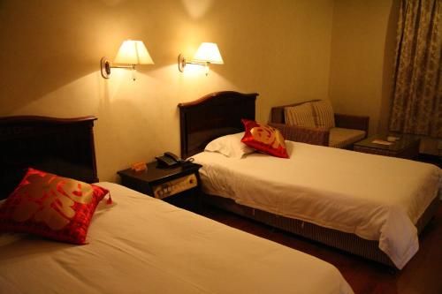 Wenjun Courtyard Hotel ---5 mins walk from Tonghuimen metro station, near Tianfu square, close by culture park and Sichuan opera house, English speaking service, local tours