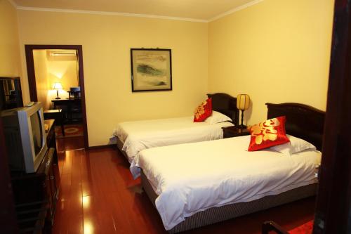 Wenjun Courtyard Hotel ---5 mins walk from Tonghuimen metro station, near Tianfu square, close by culture park and Sichuan opera house, English speaking service, local tours