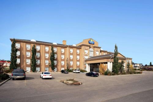 Days Inn & Suites by Wyndham Strathmore - Hotel