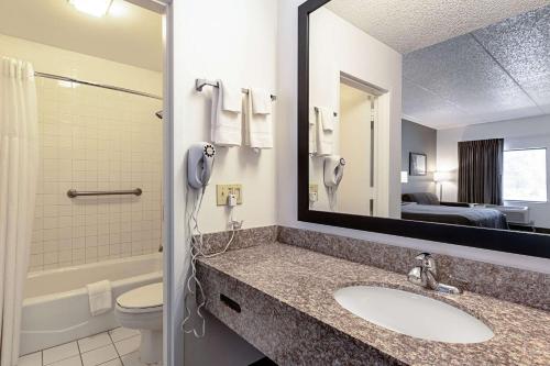 Bathroom, Econo Lodge Vero Beach - Downtown in Vero Beach (FL)