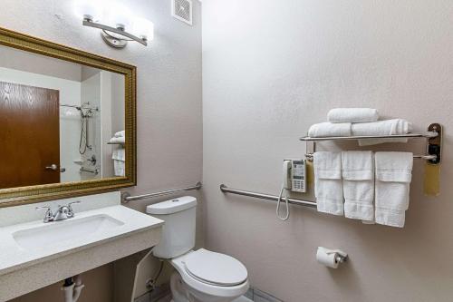 King Suite - Accessible/Non-Smoking image 8
