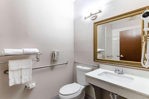King Suite - Accessible/Non-Smoking image 7