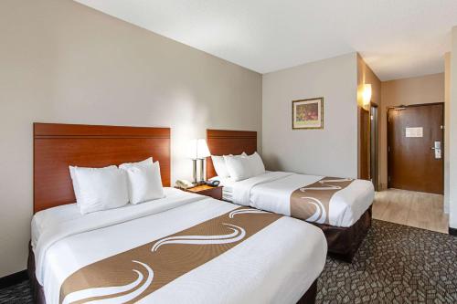 Queen Suite with 2 Queen Beds - Non-Smoking image 3