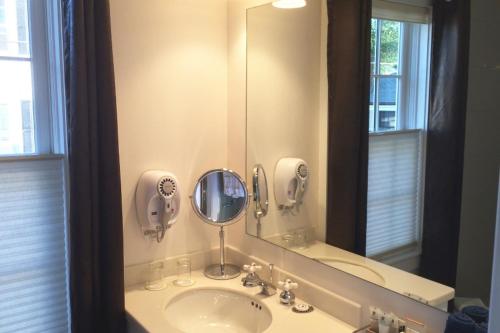 Benchmark Inn - image 10