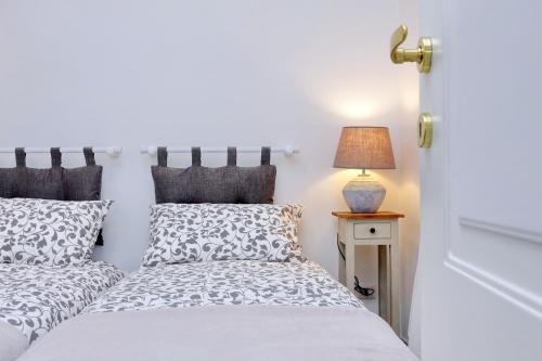 Monti charming apartment - Rome short let Service - image 12