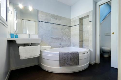 Monti charming apartment - Rome short let Service - image 11