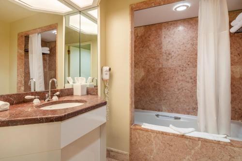 The Buckingham Hotel - image 30
