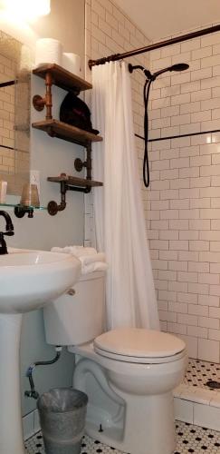 Queen Suite with Two Single Beds - Ground Floor room in Inn On The Riverwalk
