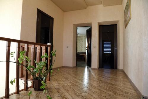 Lyuis Apartment - image 5
