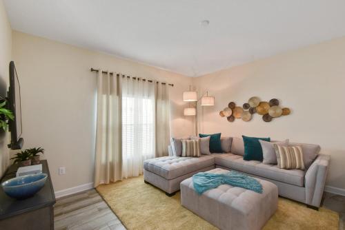 Charming Vacation Townhome with private pool CG1576 - image 8
