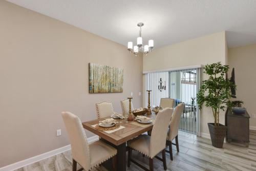 Charming Vacation Townhome with private pool CG1576 - image 12