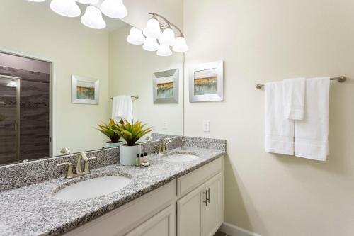 Beautiful Vacation Home with Private Pool, Movie and Game Rooms CG9153