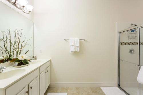Beautiful Vacation Home with private pool and garage ST4328 - image 8