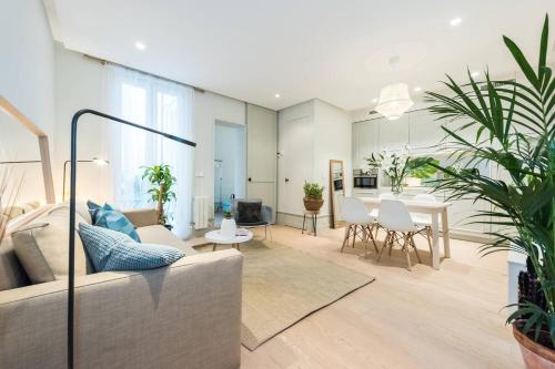 Luxury appartment at a newly refurbished building with patio at Madrid heart