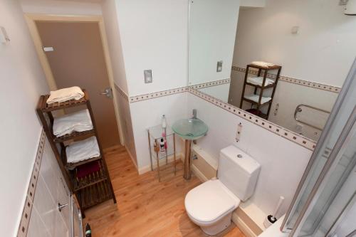 Two-Bedroom Apartment with View image 10