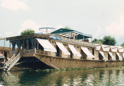 . Maharajas palace houseboat