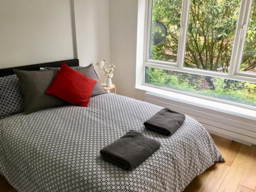 Perfect Modern Base Near All Attractions, , London