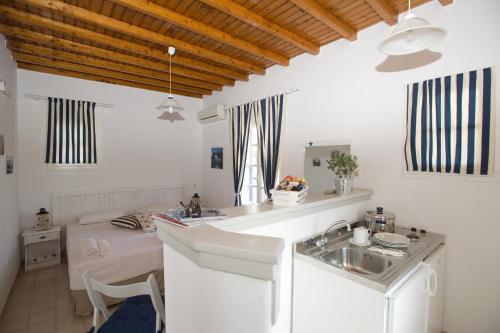 Gryparis' Club Apartments - image 2