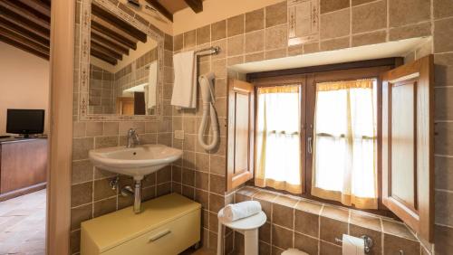 Borgo Di Celle Set in a prime location of Lerchi, Borgo Di Celle puts everything the city has to offer just outside your doorstep. Both business travelers and tourists can enjoy the hotels facilities and services. 