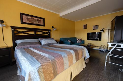 Standard Queen Room