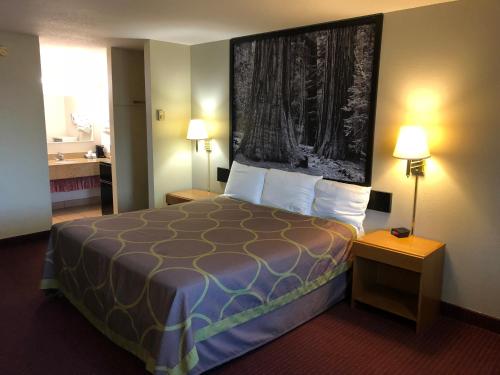 Super 8 by Wyndham Crescent City - image 4
