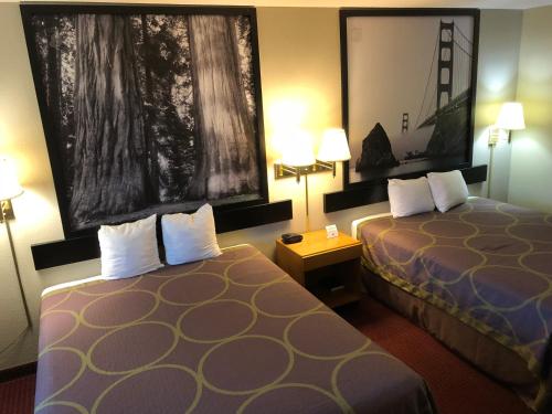 Super 8 by Wyndham Crescent City - image 2