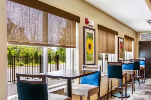 Comfort Suites - image 7