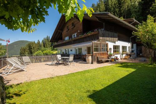 One-Bedroom Apartment with Mountain View