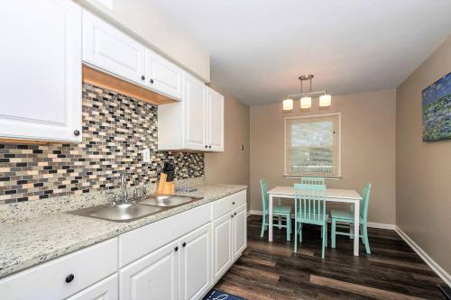 Beach Cottage Sand Suite (2 bd/1 bth condo 1 block from beach) - image 3