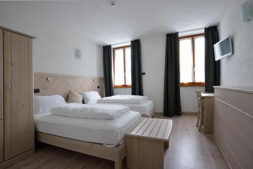 2 twin beds
