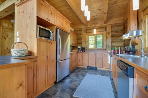 Log Cabin Home with Lake and Mountain view by Reserver.ca