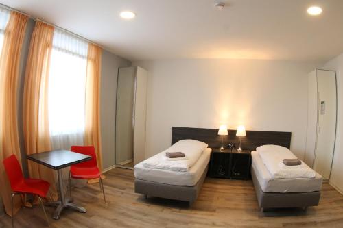 2 twin beds