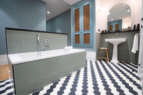 room detail thumbnail 2