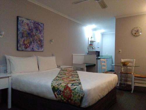 Queen Room with Spa Bath image 6