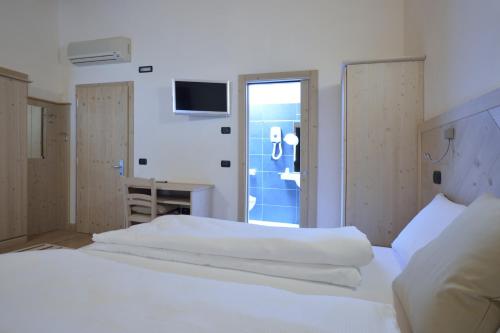 1 queen bed, 2 bunk beds