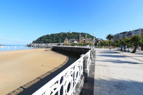 Modern & spacious apartment near La Concha Bay - image 4