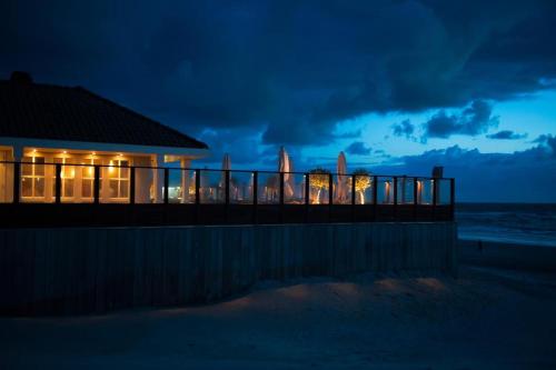Appartementen 't STRANDHUYS en DE VUURTOREN, met VERWARMD ZWEMBAD, eigen KEUKEN, ZONNIG TERRAS nabij in Ameland