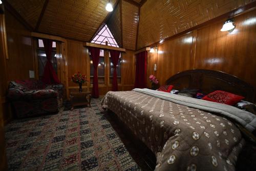 Deluxe Room (2 Adults + 1 Child)
