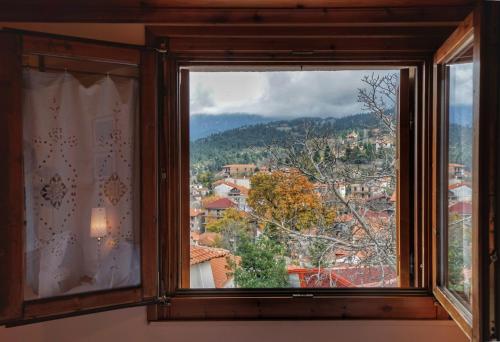 투 발코니 티스 아고리아니스 (To Balkoni tis Agorianis) in 에프탈로포스