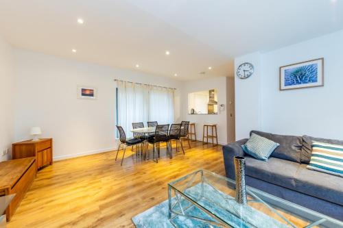 2 Bed Executive Apartment next to Liverpool Street FREE WIFI by City Stay Aparts London