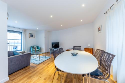 2 Bed Executive Apartment next to Liverpool Street FREE WIFI by City Stay Aparts London