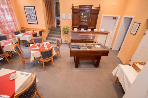 Ételek és italok, Hotel Garni am Markt - Businesshotel - Fruhstucksbuffet - Fahrradabstellplatz - Hunde willkommen in Neustadt Bei Coburg